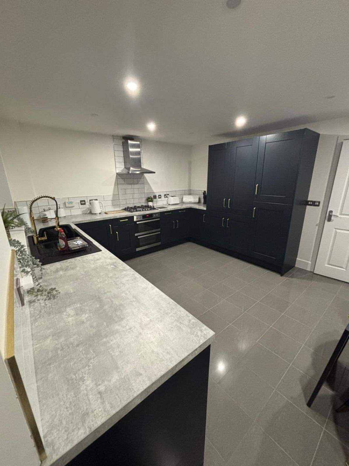 Modern Home From Home At Elm Tree House Лестър Екстериор снимка