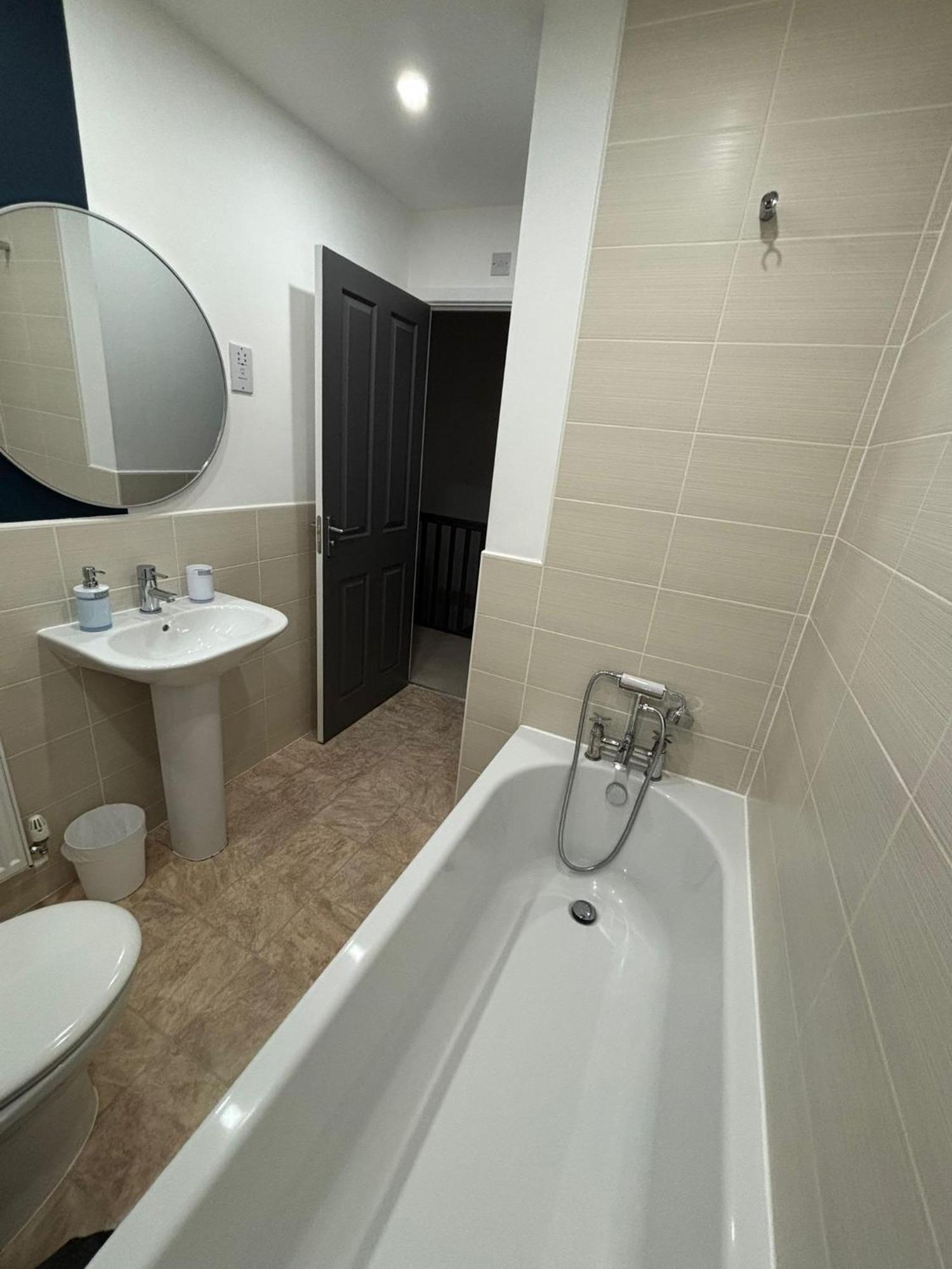Modern Home From Home At Elm Tree House Лестър Екстериор снимка